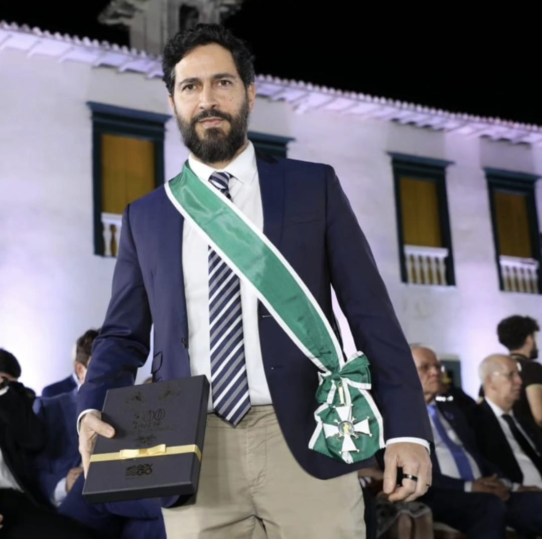 Ronaldo Lemos recebendo a Ordem do Mérito Anhanguera